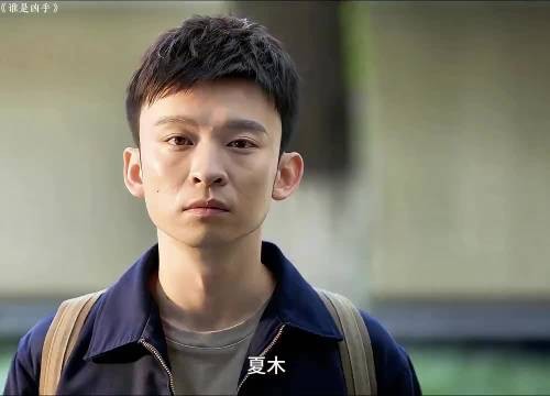 男孩亲眼目睹老师被人杀害,为了复仇十七年后加入警队