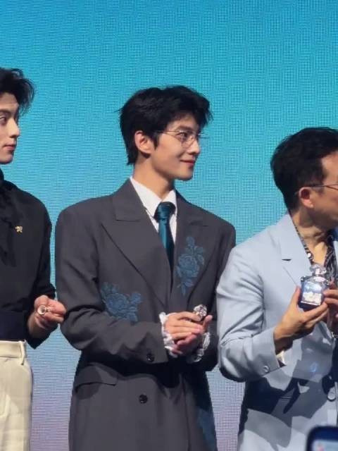 顶帅同框辽，看得出王鹤棣杨洋真的很爱蓝调
