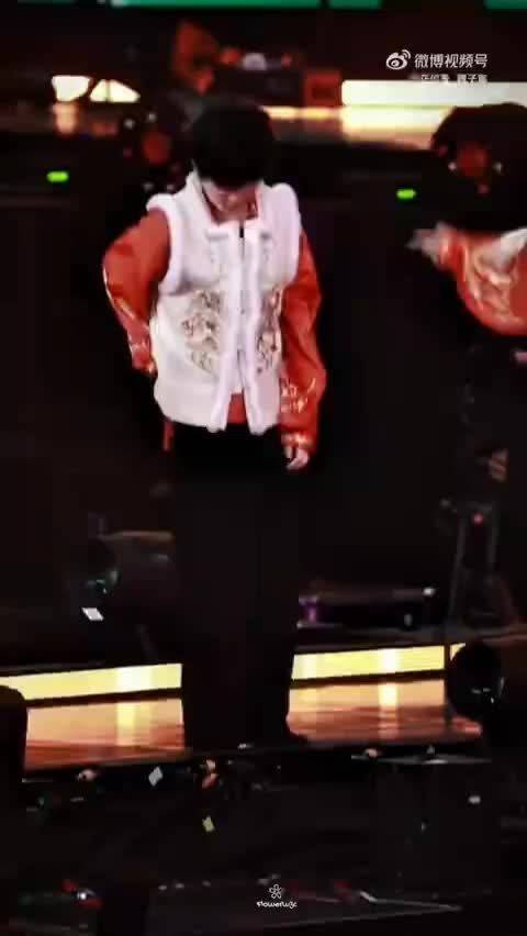 15岁的@TF家族-魏子宸_WZC ,身高1米80,酷飒松弛,又痞又乖,简直帅懵了!