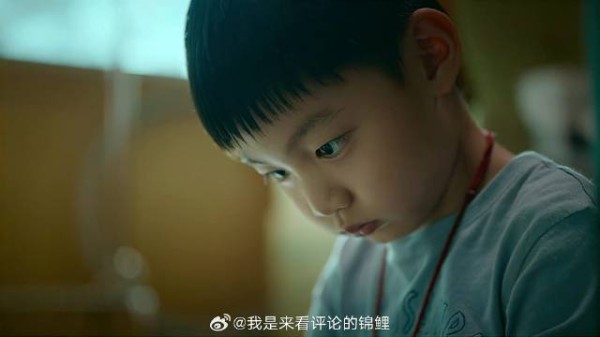 弟弟心爱的皮球被戳烂 不哭不闹,委屈的表情让人心疼
