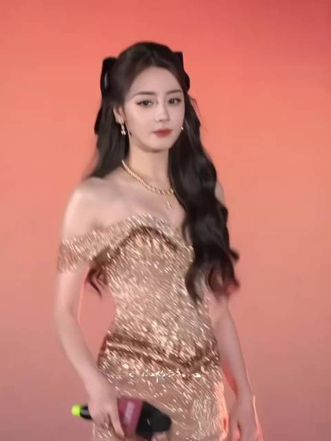 迪丽热巴今日线下活动美翻了,票房和红气是真养人啊,整个人透着经济上行的美