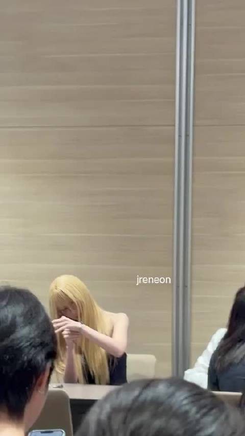 戴手表的样子装装的 结果没戴上立刻看旁边的意思是… jreneon ccccc_xu95