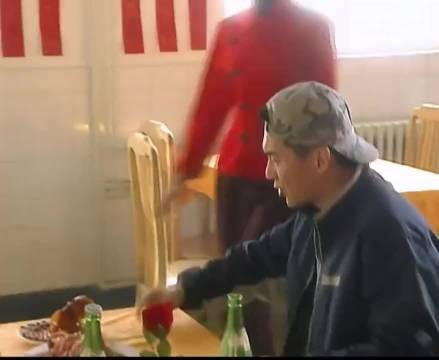 刚结婚的小两口吃到臭鱼,老板竟然说很正常