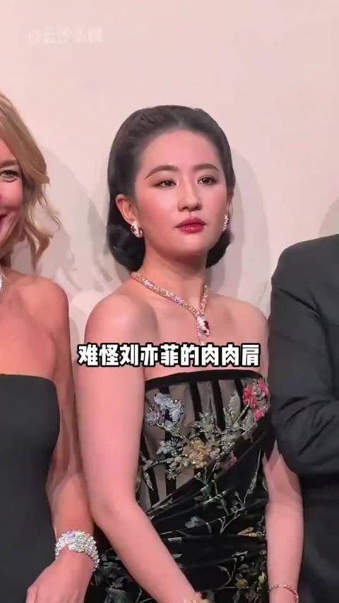 看着刘亦菲肩背宽厚,她为什么从不刻意消减斜方肌?