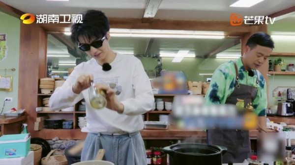 王俊凯吐槽睡眠不足,靳梦佳直言太不容易