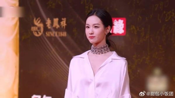 陈都灵亮相红毯,一袭白色丝绸礼服裙衬得她好白,美的不可方物