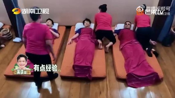 王俊凯体验泰式按摩,表情包素材直接上线