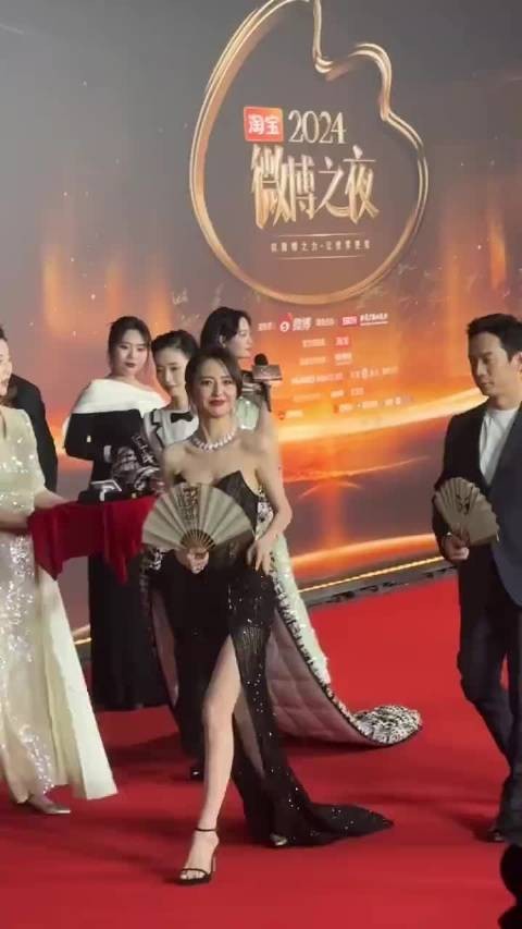 佟丽娅微博之夜红毯造型