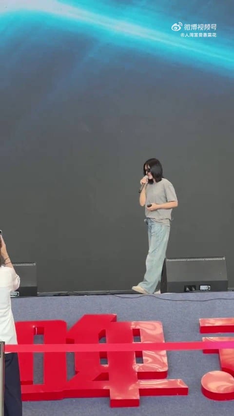一边踱步一边完成歌曲高潮,全程不破音不抖嗓,全开麦彩排质感直接拉满