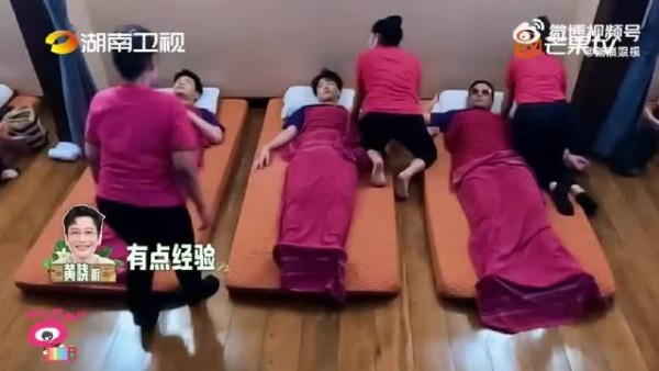 王俊凯大力按摩现场曝光,痛感太真实全程高能,直接贡献一波表情包↓