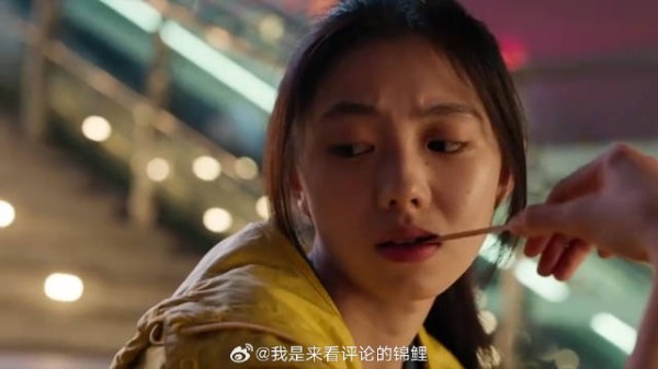 姑娘邀请小伙跳舞,体验老年生活,气氛太暧昧了