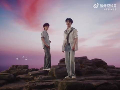 认真翻看 MV,又捕捉到出道战片段,情怀氛围感直接拉满