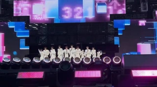 TF家族四代五公直播,15位成员齐聚舞台