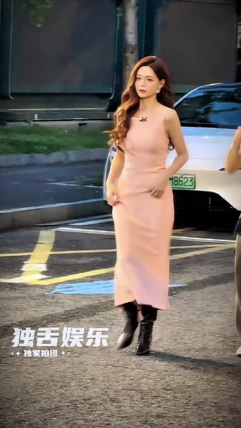 沈梦辰精致长裙配丑鞋,反差感拉满