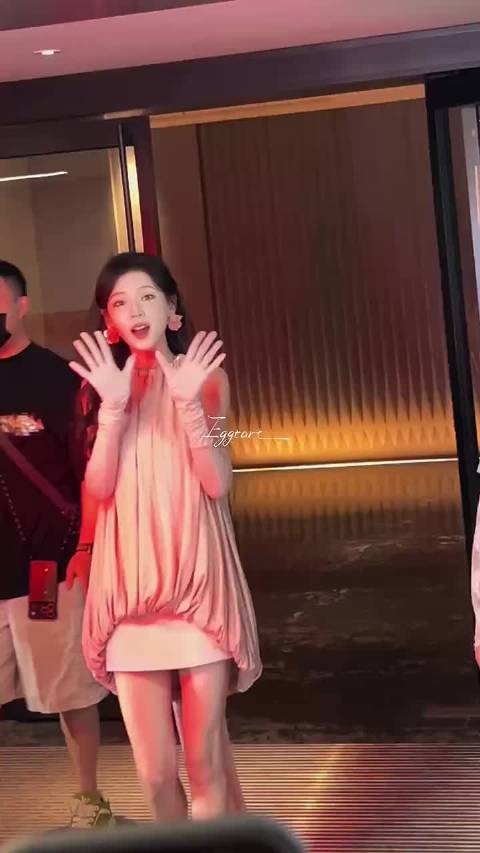张予曦饭撒现场招手萌翻众人,伦敦合伙人话题引热议