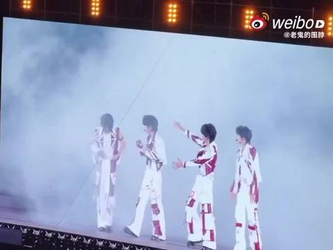 张桂源五公舞台被队友起哄展示腹肌，现场尖叫声沸腾