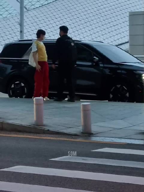 黄仁俊ICN出发,挥手揉头可爱十足