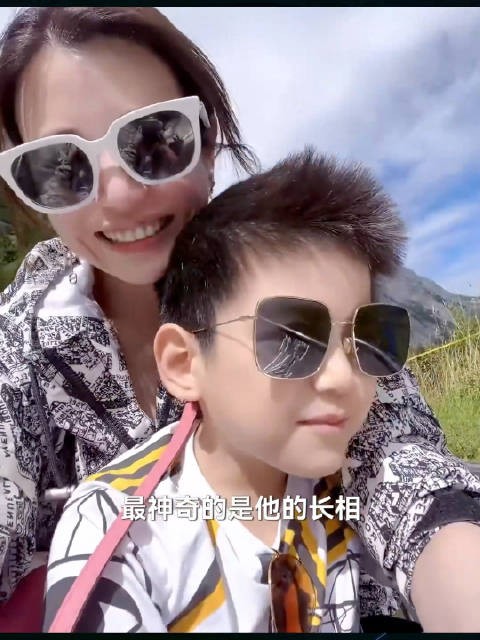 陈妍希陈晓儿子小星星长得好像妈妈，特别是笑起来嘴角眼睛都是弯弯的