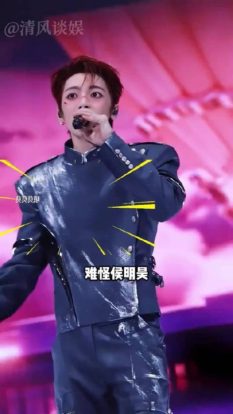 为何侯明昊演唱会总是“最费布料”？一段高清路透曝光，才懂他用心良苦的守护