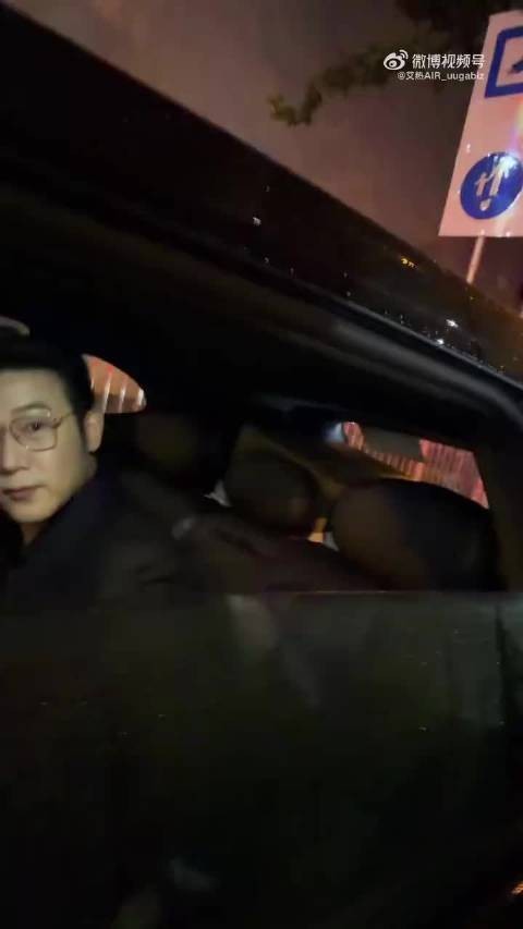 谁能get到这个反差，陆毅浑然天成的叔感，往那儿一坐，氛围感直接就拿捏住了
