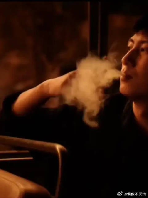 咬着烟头往上翘也太sexy了，黄景瑜你好会啊啊啊啊