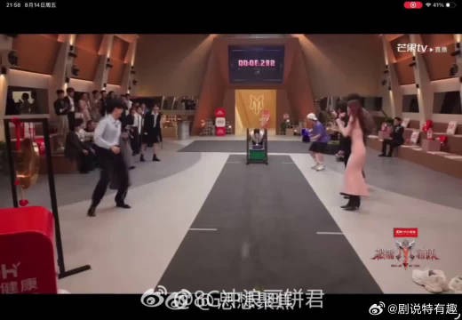 他卖力跳啦啦操的这段镜头,直接成为直播当中很出圈的趣味名场面