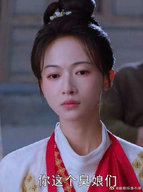 “恶霸光天化日之下，竟敢欺男霸女，太嚣张了！”