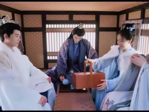侯爷，想刀一个人眼神藏不住 流水迢迢