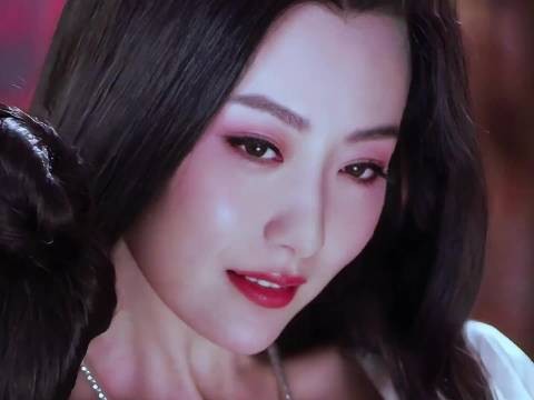 以前的媚眼勾魂摄魄,现在的媚眼空洞无神!