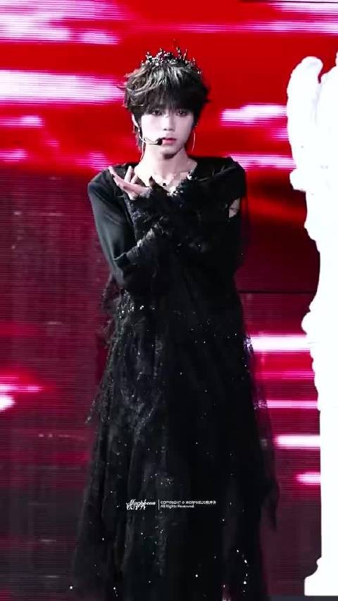 王橹杰光影交错神级舞台,少年气场全开