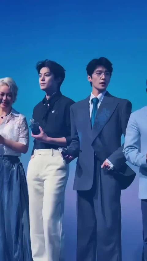 杨洋王鹤棣同框养眼,制片人快递本子