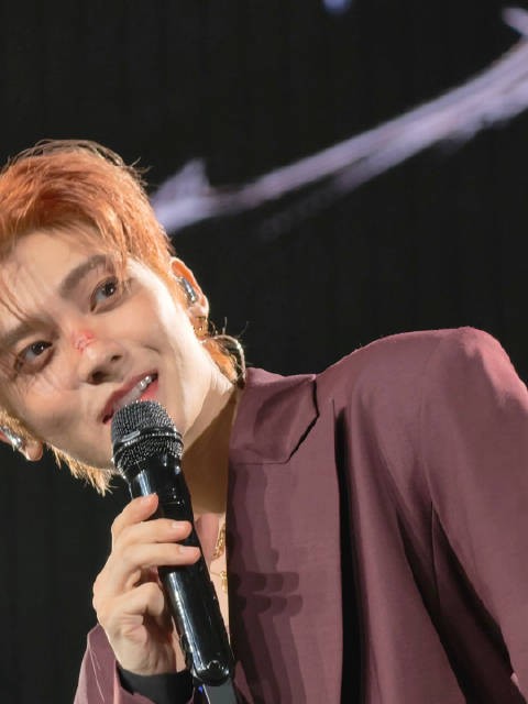 侯明昊深圳演唱会撒娇喊姐姐,三声软糯调不同