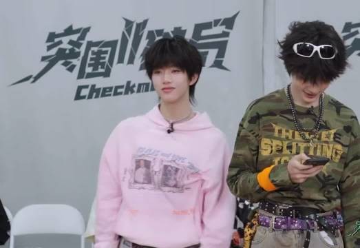张函瑞看熟人唱rap被笑晕,这期有种正式搞笑感