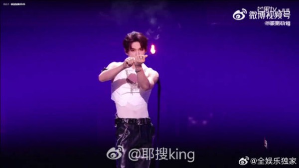 直播间的观众也跟着沸腾,弹幕全都在夸赞姚琛的舞台表现力
