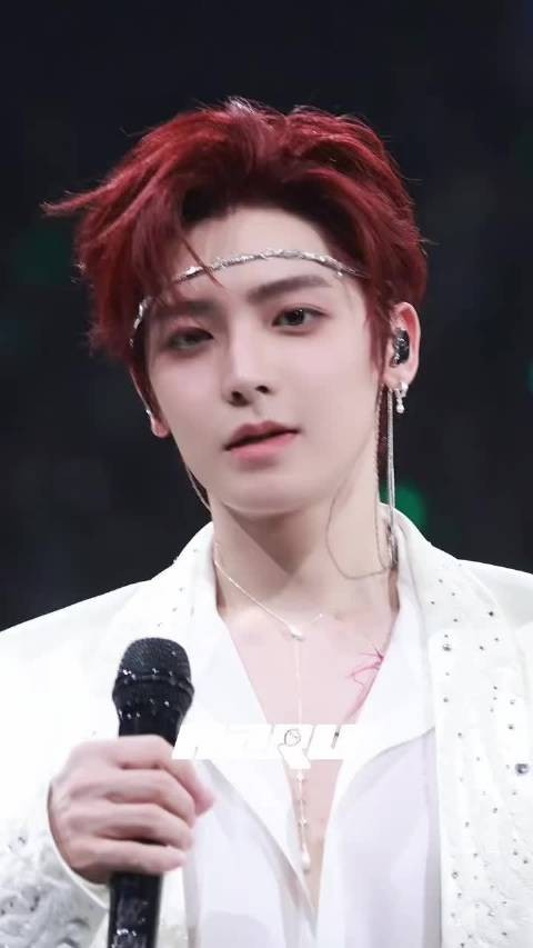 侯明昊回看无人机表演,逐一合影感谢桃妹