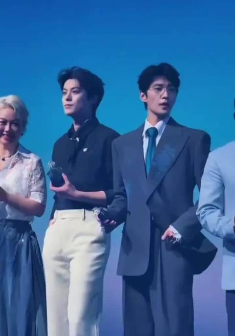 杨洋王鹤棣同框好权威的两张脸,懂事的导演快递本子!