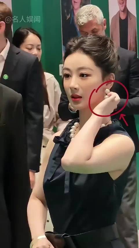 为何杨紫摸耳环时自己吓了一跳?看到肖战吓出表情包