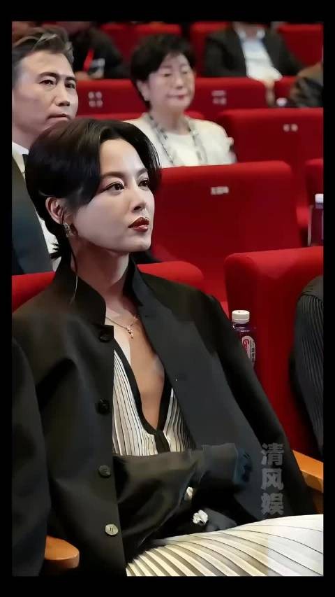 颜值气质出众，身材略逊色，你被吸引了吗？