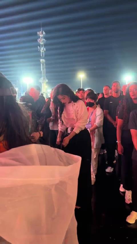 “低眸是御姐,抬头是萌豆”