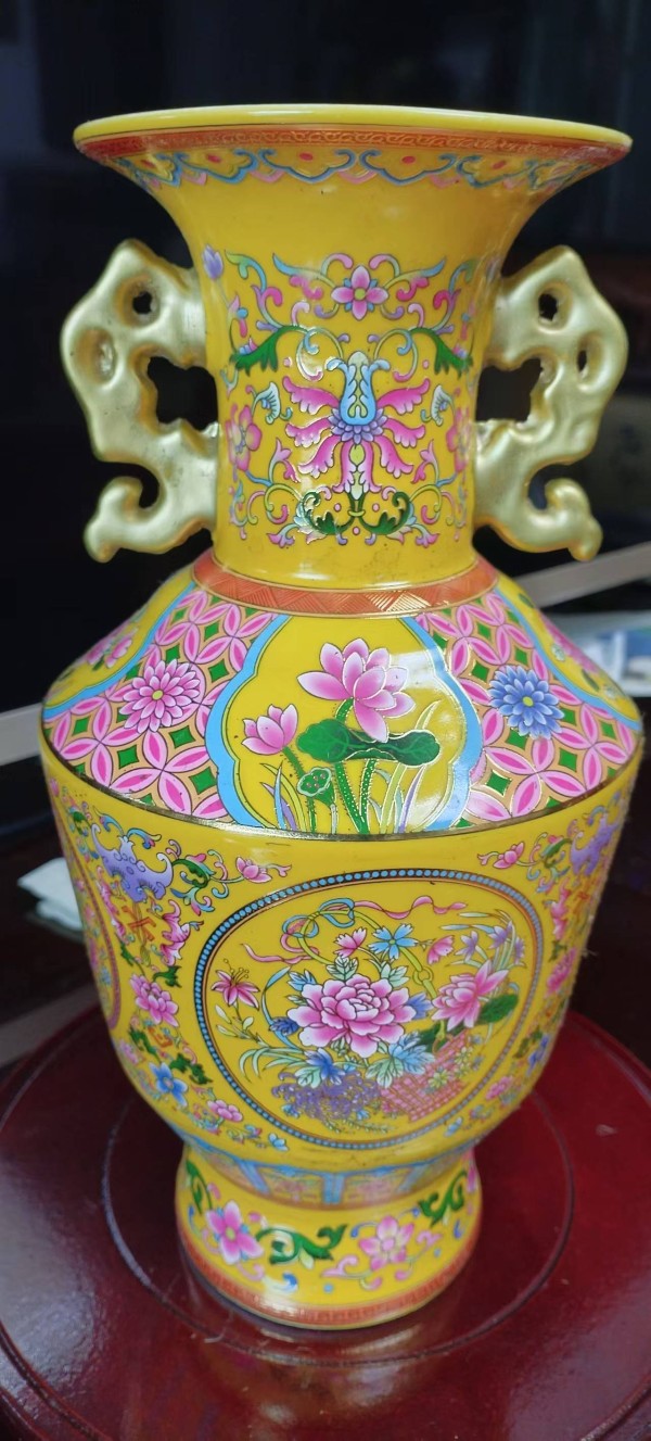 珐琅彩描金花卉纹双耳瓶:瓷上丹青的华彩乐章