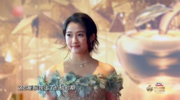 鹿晗7年把关晓彤熬成了女人!抹胸长裙优雅大方褪去少女感