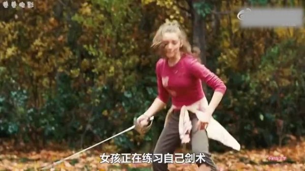 “女孩对着空气练习剑术,竟然砍出绿色的鲜血”