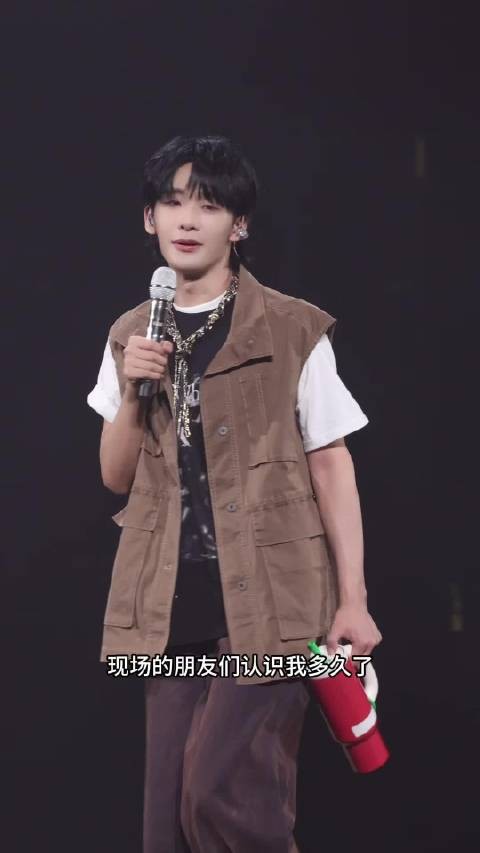 王赫野昨晚演唱会回应了披哥初舞台情商争议