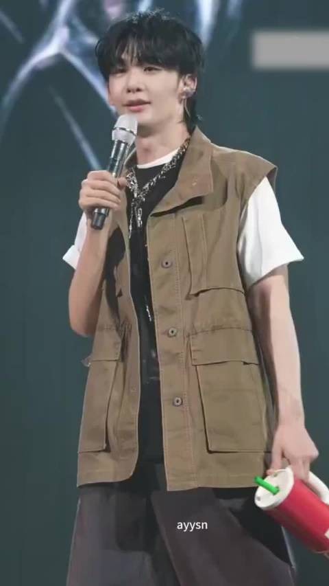 王赫野演唱会回应披哥说错话,直播连线粉丝