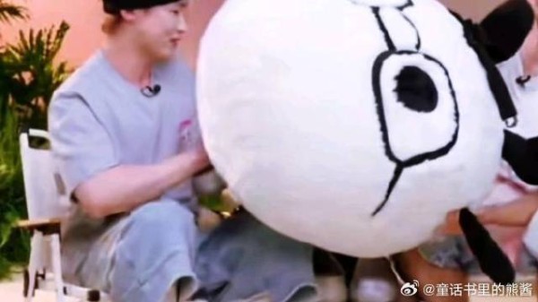 白敬亭帅帅的出场后,被提问突然就变结巴了?