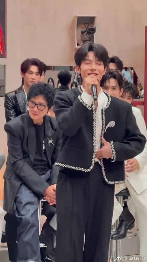 很难不脑补孙楠内心 OS:天呐,属实被狠狠震撼到了, 曾辉自责初舞台表现