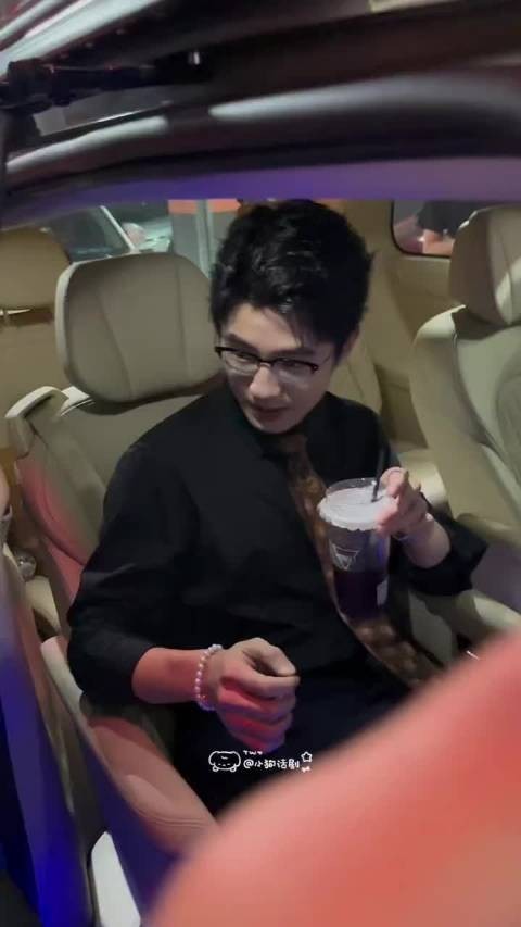 刘昊然雨伞眼镜造型解锁轻熟质感