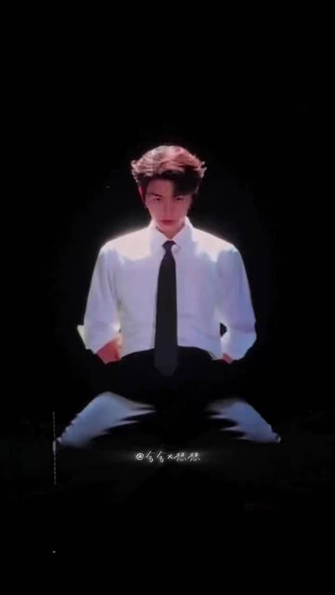 丁禹兮西装跪坐抬眼盯镜头,现场张力拉满