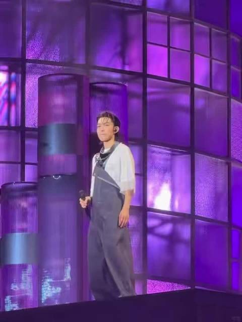 林宥嘉白T背带裤造型,清新男大风格引打卡