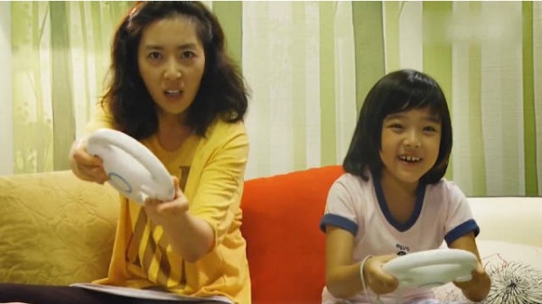 这个妈妈一定疯了,女儿即将小升初考试,她却带着女儿打起了游戏